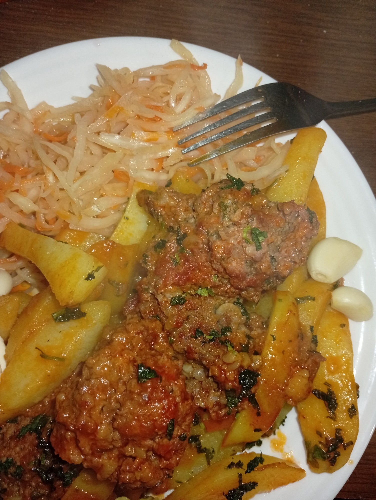 РаботоблядухСытный ужин после работки. Тушёная картошка с мяском и квашеной капустой.